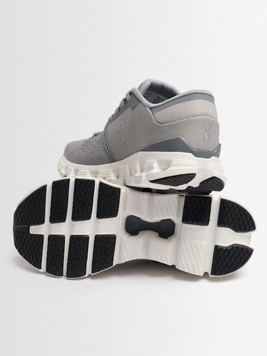 On: Cloud X 4 sneakers