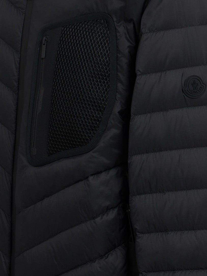 Moncler: Kurze Daunenjacke mit Reißverschluss und Tasche