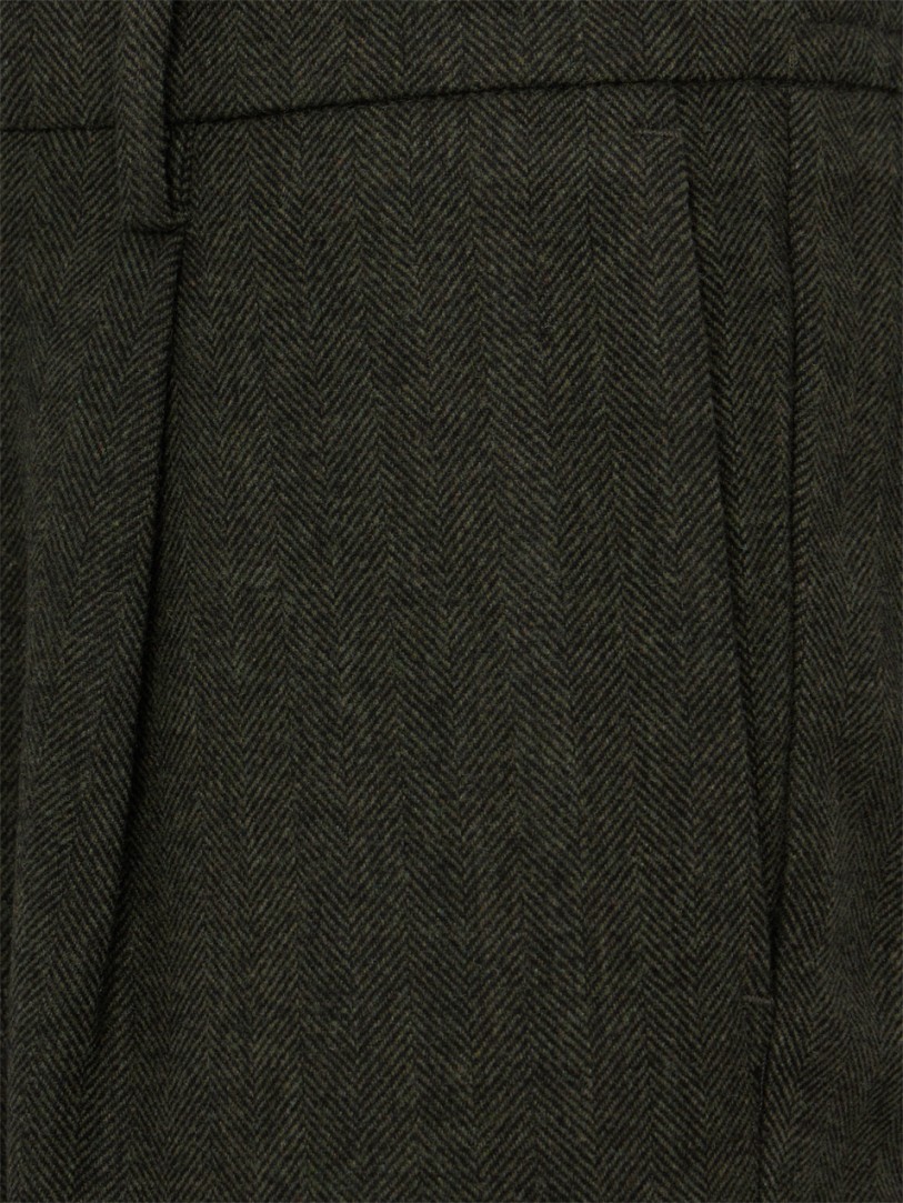 CRUNA: Slim fit tapered with single pleat at the front