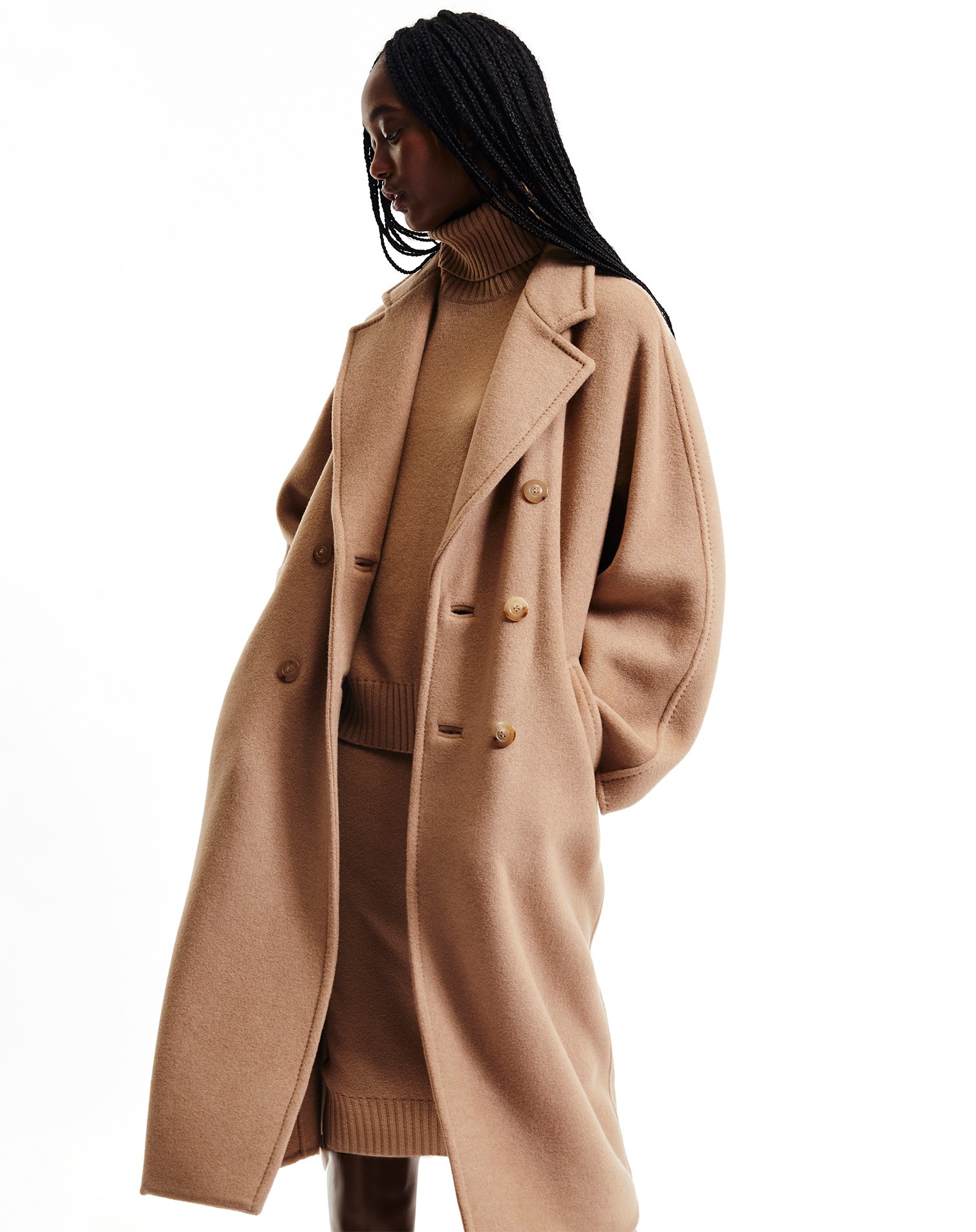 Donna che indossa il cappotto Max Mara 101801