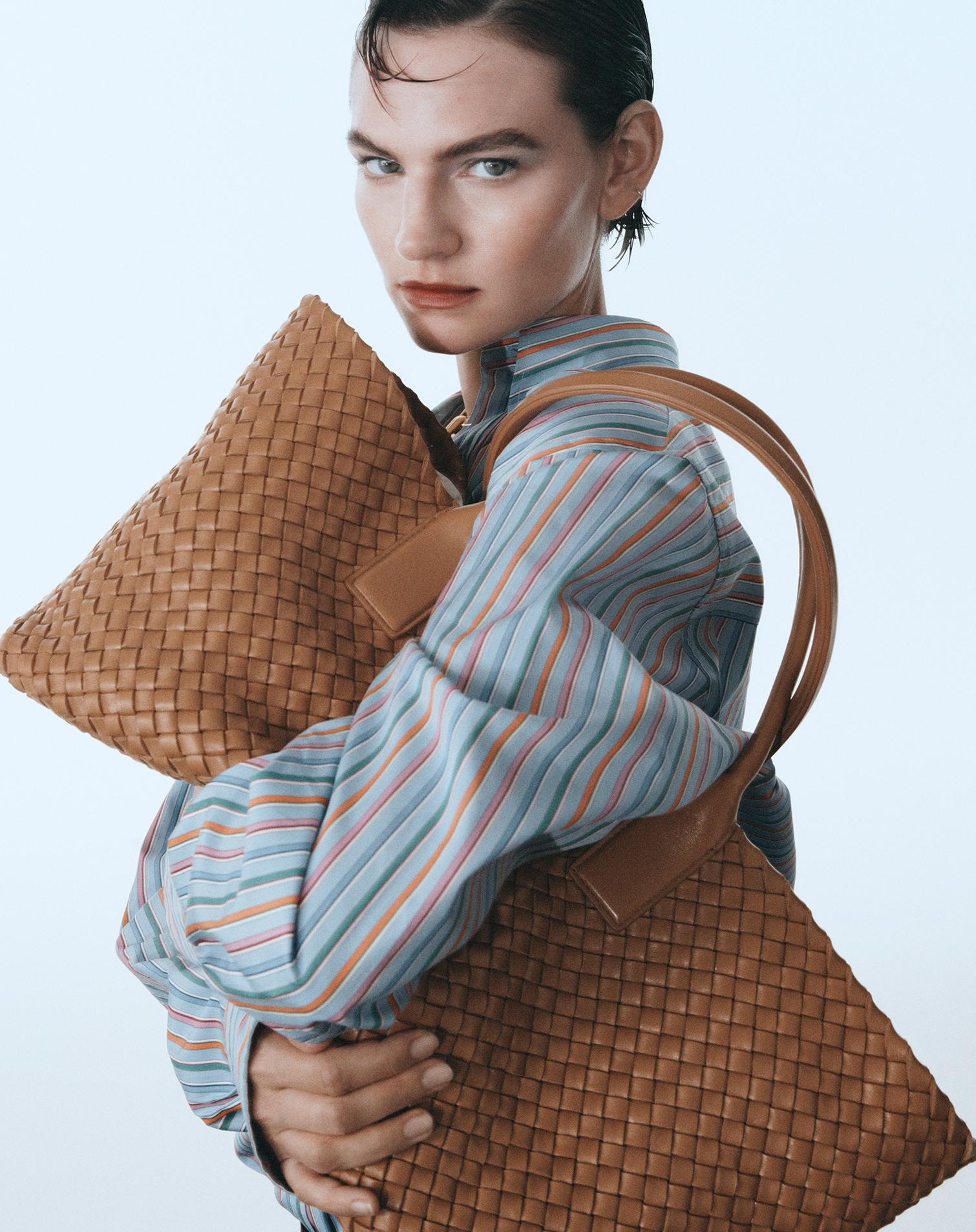Tote bag extra large con intrecciato classico di Bottega Veneta color marrone