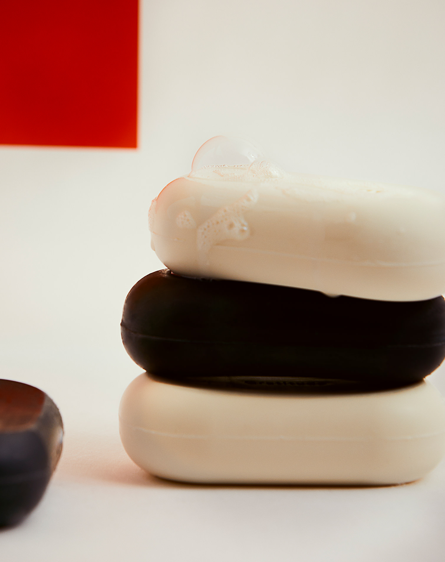 Serie di saponette bianche e nere