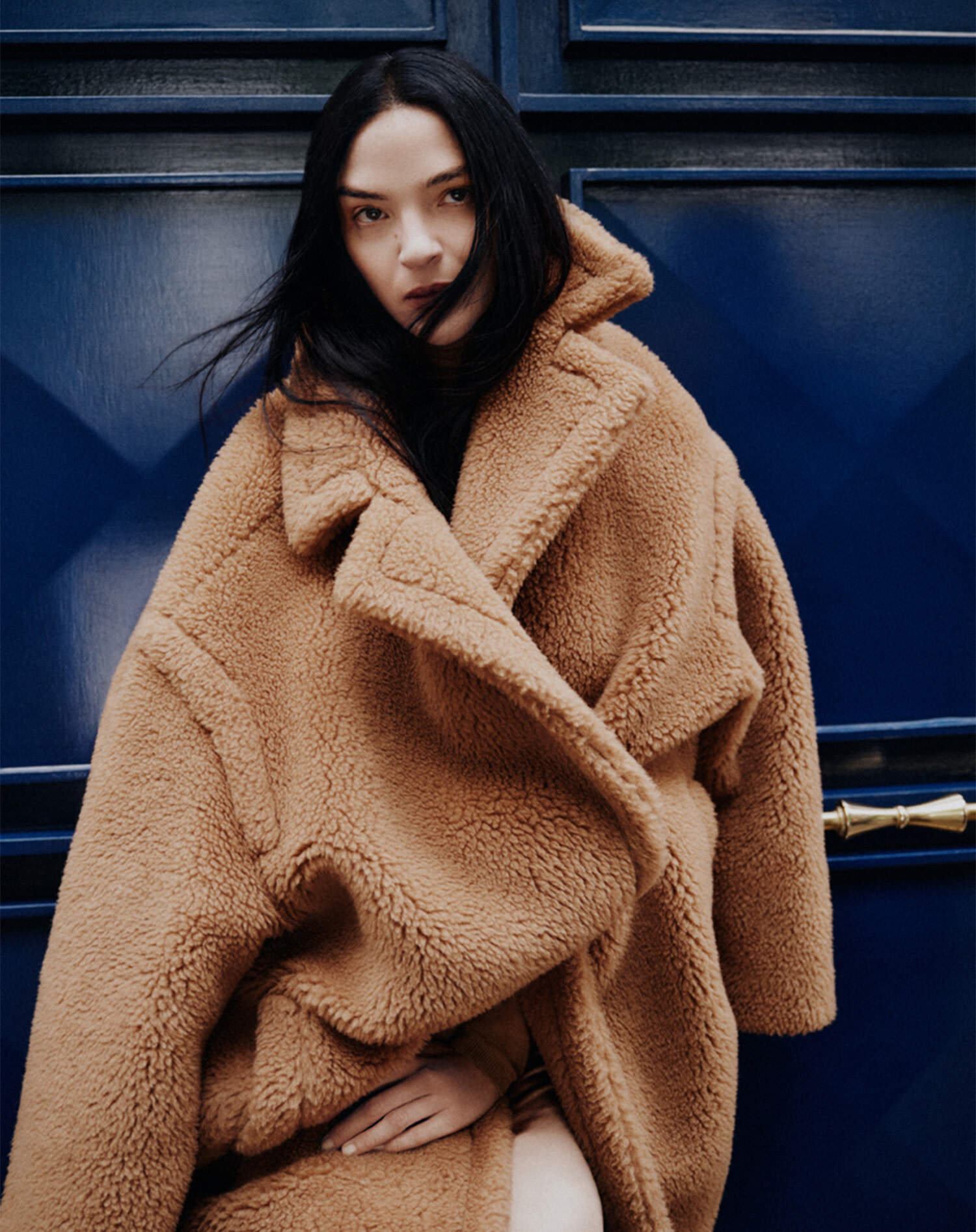 Mariacarla Boscono indossa il Teddy Coat di Max Mara