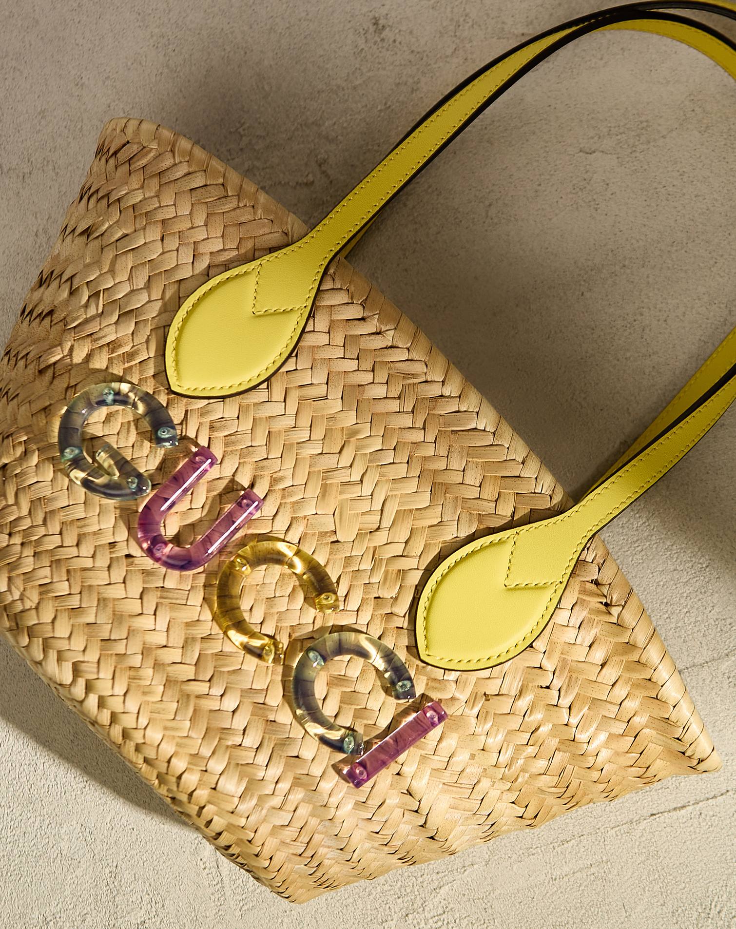 Borsa shopping Gucci in rafia con manici lunghi in pelle color giallo e logo in rilievo