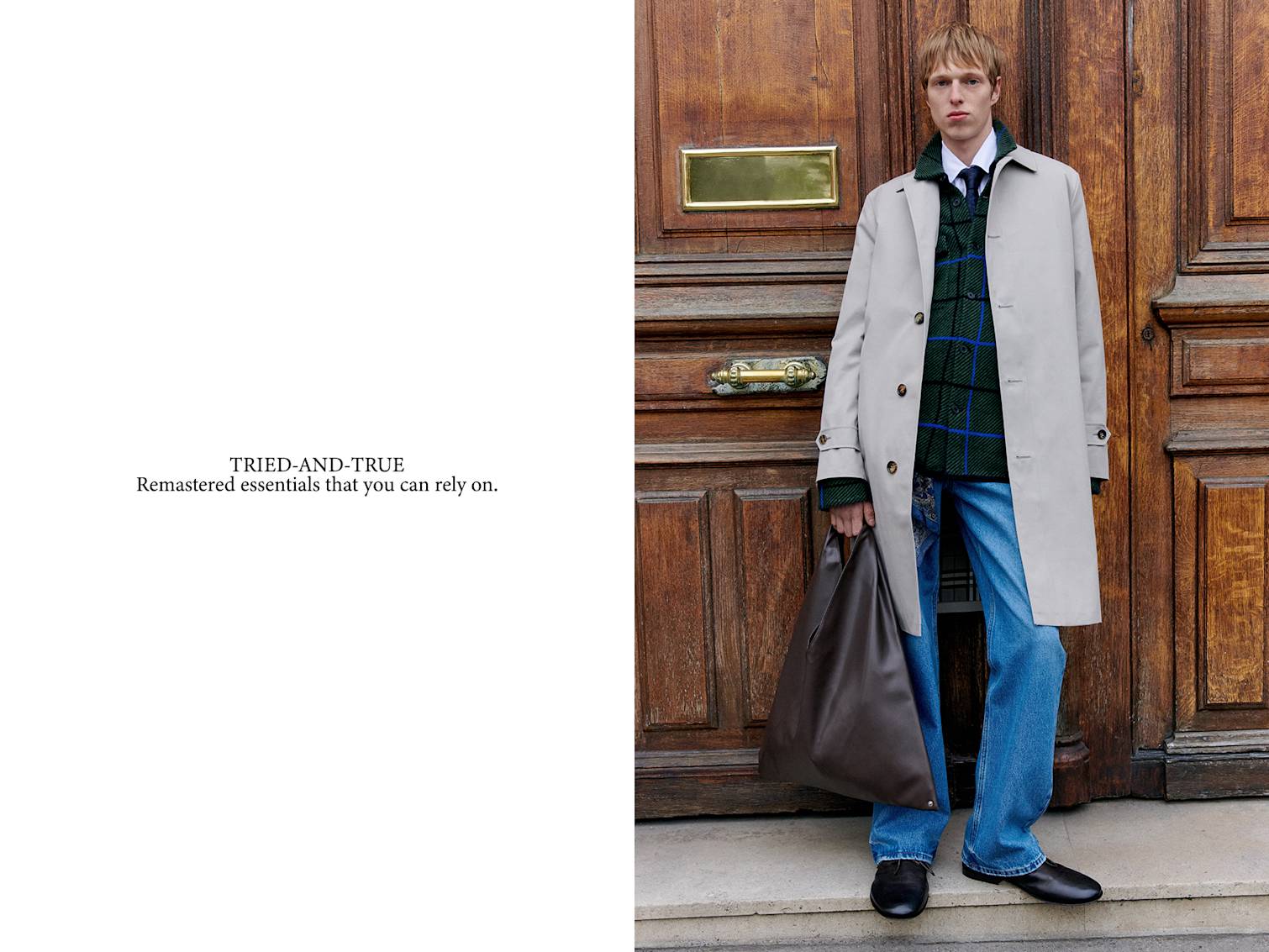 Il modello posa davanti a un portone in legno a Parigi indossando un trench Burberry e la borsa Classic Japanese di MM6 Maison Margiela in tessuto sintetico.