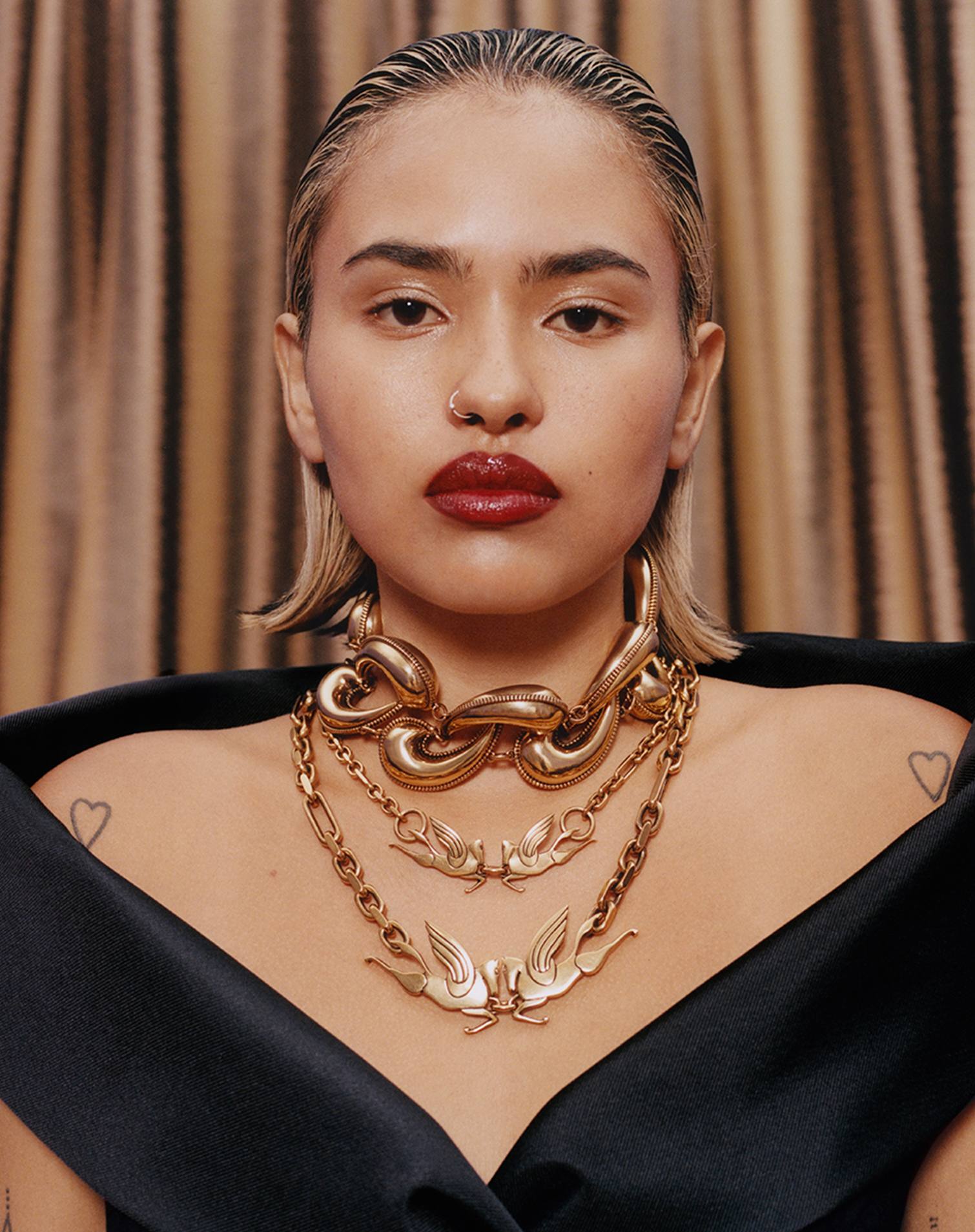 donna con chocker dorati a catena