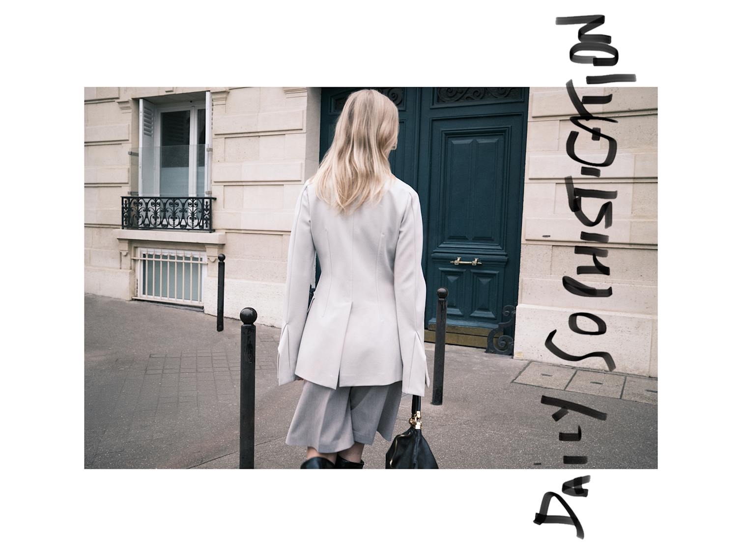 La Modella di spalle indossa un blazer Sportmax, shorts sartoriali MM6 Maison Margiela e una borsa in pelle Chloé.